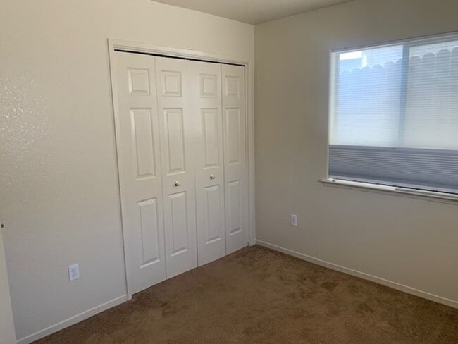 Building Photo - 2 Bedroom, 1 Bath apartment