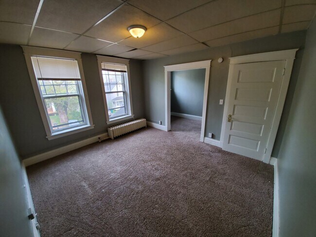 Building Photo - 623-625 N 10th Ave E