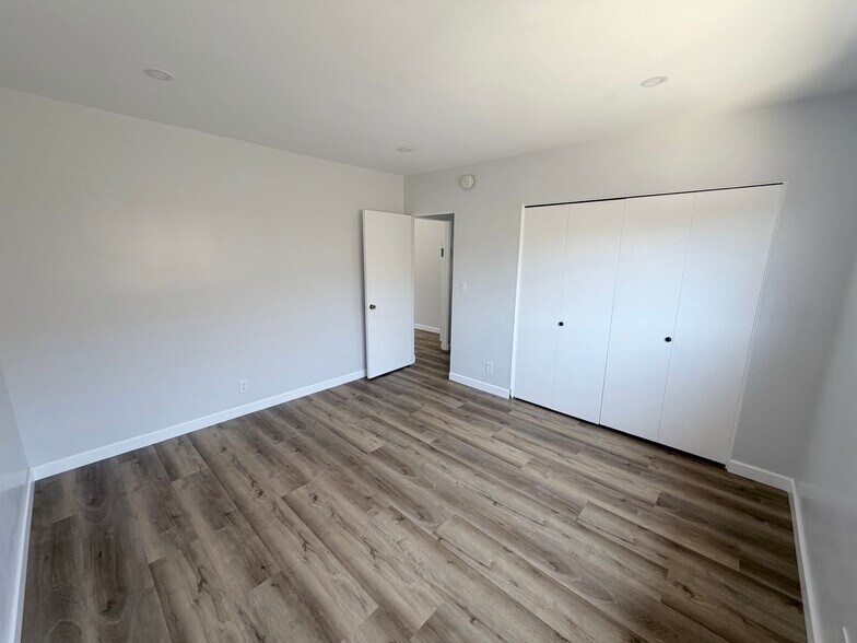 Building Photo - 1223 N Kingsley Dr