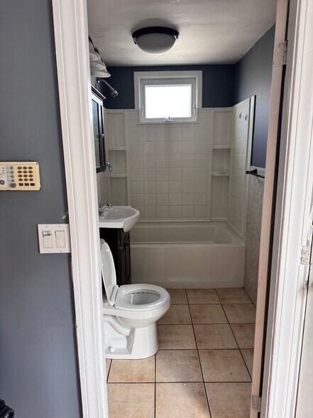 Building Photo - 18 Hall St