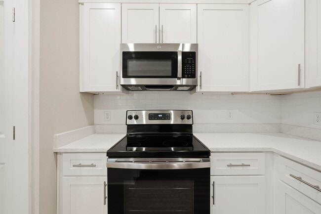 Building Photo - 3 Bedroom End Unit with a Lake View!!