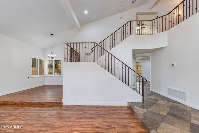 Building Photo - 5513 E Grovers Ave