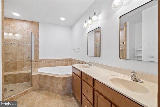 Building Photo - 702 Sentry Square