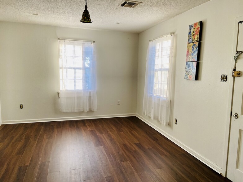 Dining area - 2313 Stafford St