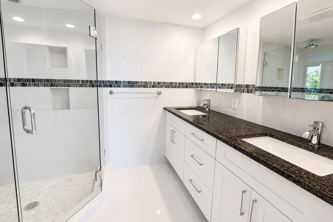 Building Photo - 4800 Bayview Dr