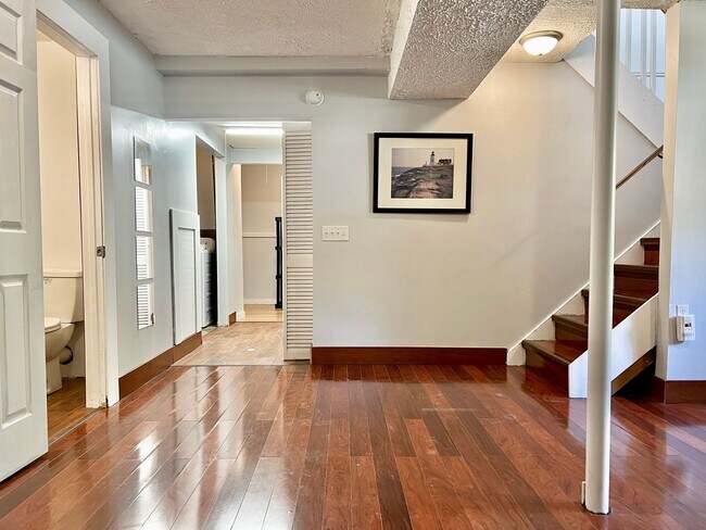 Building Photo - Updated and spacious! Ready for move in!