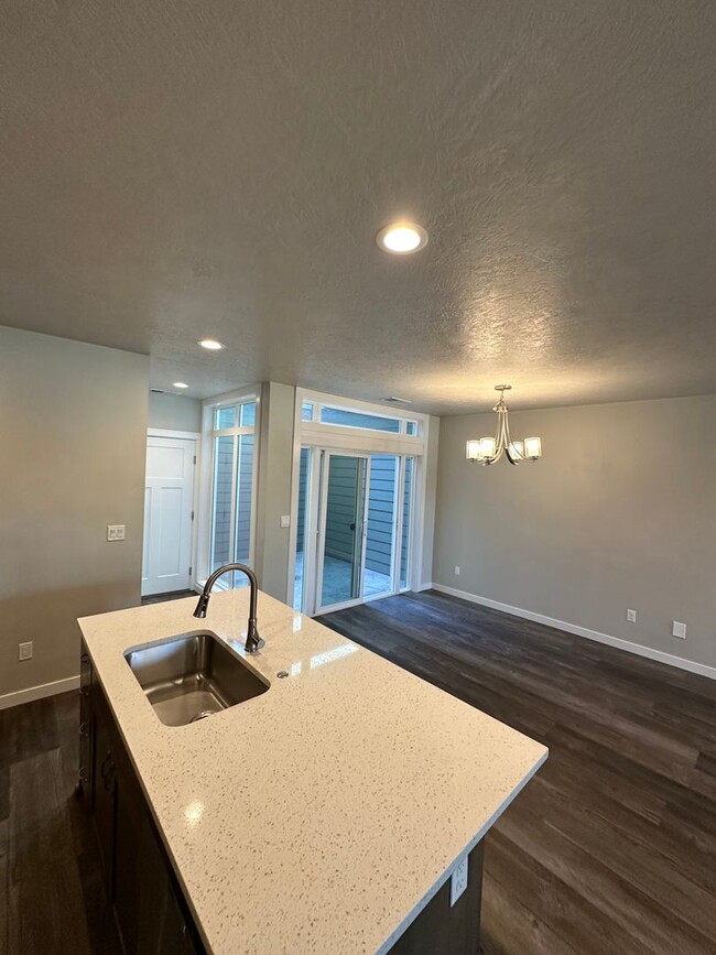 Building Photo - Modern Townhome Near Eagle Greenbelt..3-be...