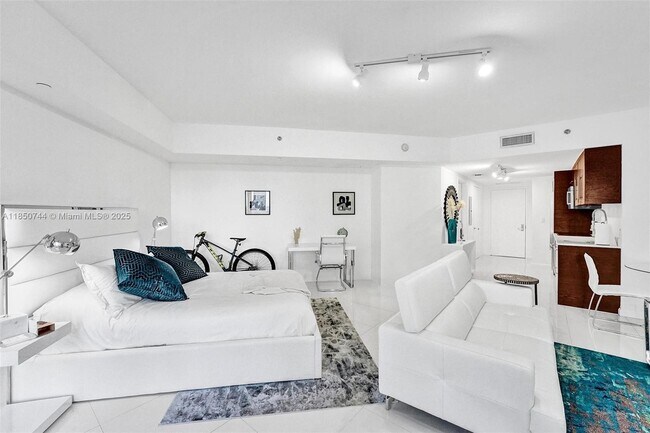 Building Photo - 475 Brickell Ave