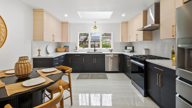 Building Photo - 1819 Cedar St