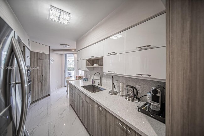 Building Photo - 16445 Collins Ave