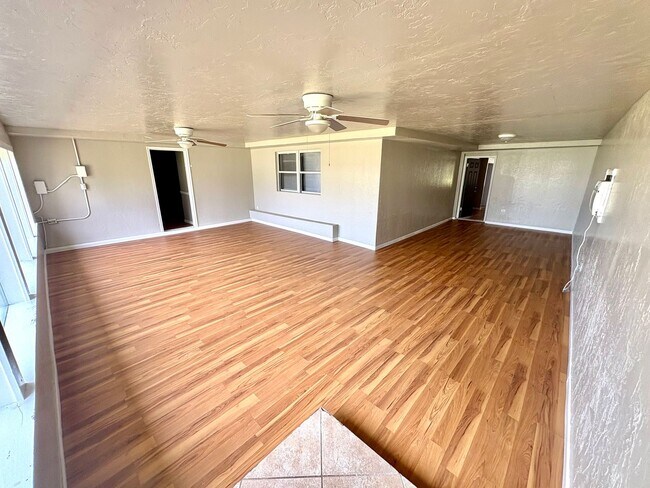 Building Photo - Spacious 4 Bedroom, 2 Bathroom Home with L...