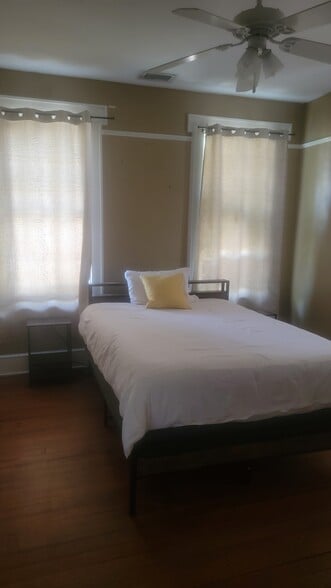 Building Photo - 146 W 6th St