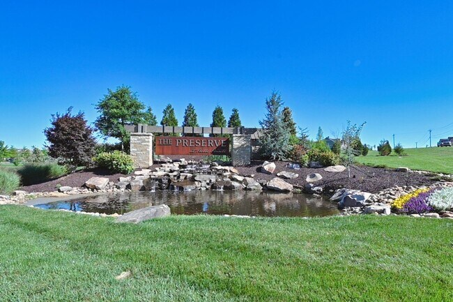 Building Photo - 3 Bedroom Townhome w/ 2 Car Garage