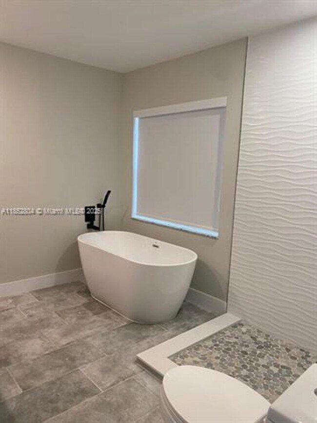 Building Photo - 880 NW 123rd Ct