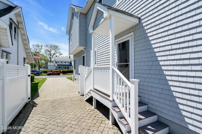 Building Photo - 310 18th Ave
