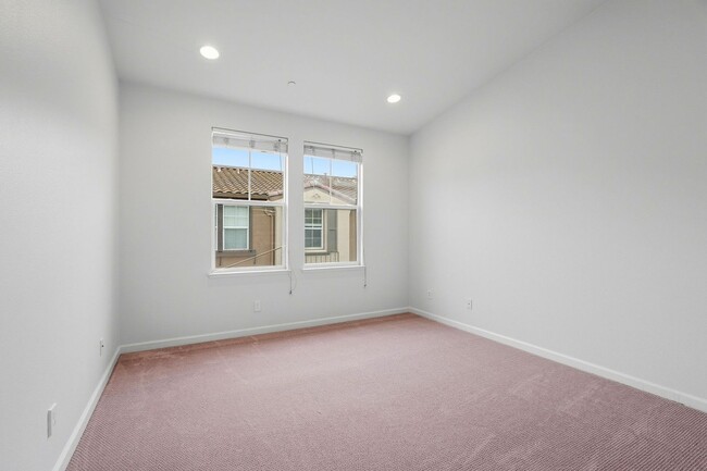 Building Photo - Spacious 2BR/2BA End-Unit Condo for rent in Warm Springs – Montebello Community