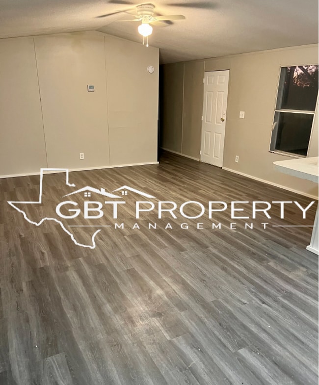 Building Photo - Spacious 3 bed 2 bath single wide on an oversized lot