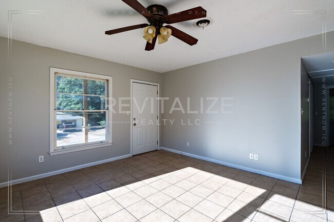 Building Photo - **Reduced Price** Adorable 3 Bedroom/1 Bat...