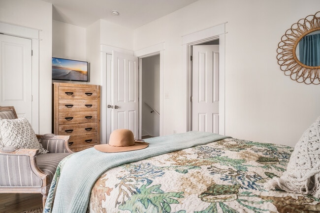 Building Photo - 105 W 7th St