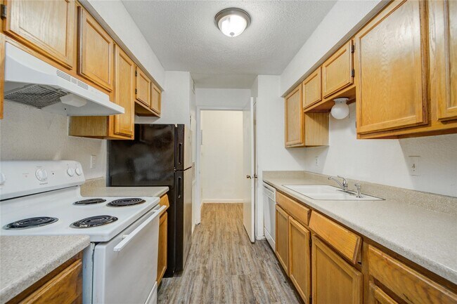 Building Photo - 9797 Leawood Blvd