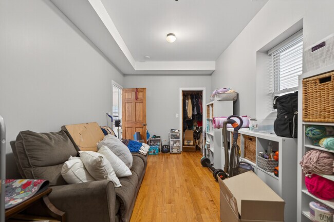 Building Photo - 3115 N Oakley Ave