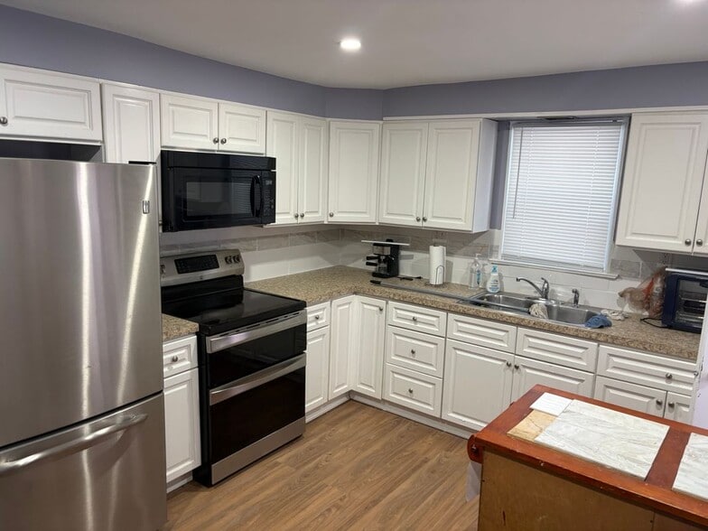 Building Photo - 657 Pine Hill St