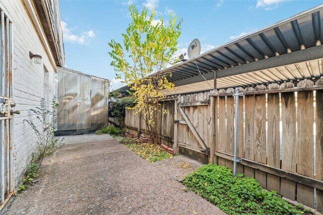 Building Photo - 6201 Ranchester Dr