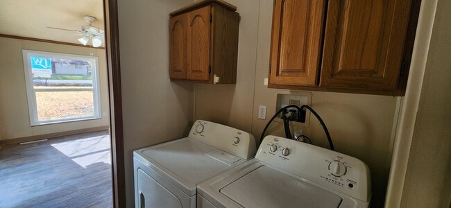 Building Photo - Spacious 3 Bedroom, 2.5 bathroom home with detached garage!