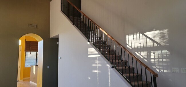 Building Photo - uclamon117