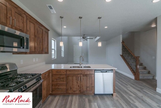 Building Photo - Beautiful Townhome in Hurricane Heights!