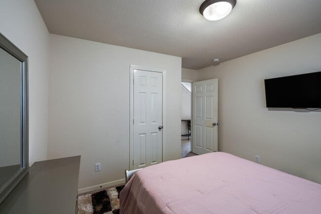 Building Photo - 3210 Clearview Cir