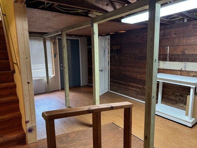 Building Photo - 2-bed/1-bath Downstairs unit!