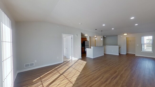 Building Photo - Like New Condo Style Upper 2 Bedroom 1 Bathroom Apartment is Available