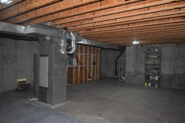 Building Photo - GREAT 3 BEDROOM/2 BATHROOM TOWNHOME WITH NEW PAINT & FLOORING. AVAILABLE 5/23.