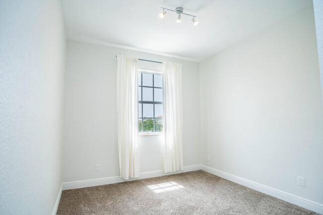 Building Photo - 1064 Cheval Dr