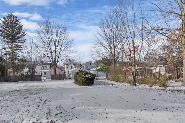 Building Photo - 404 N Bentley Ave