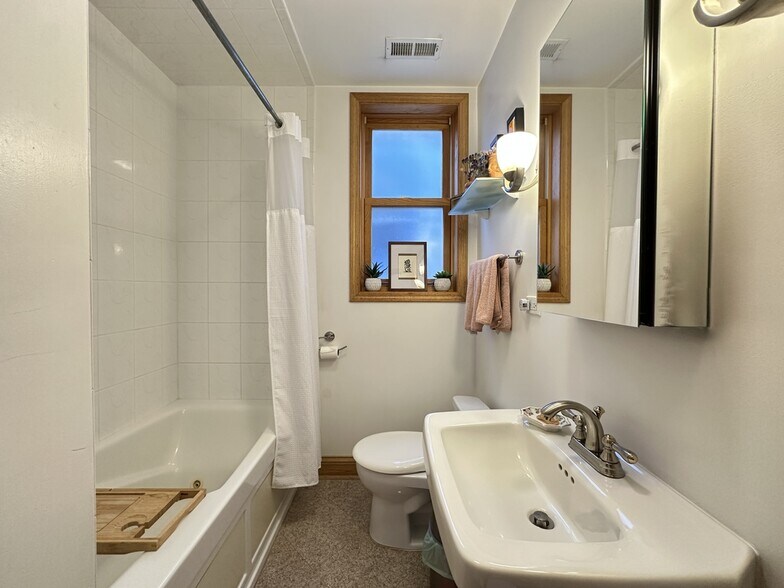 Building Photo - 1437 W Olive Ave