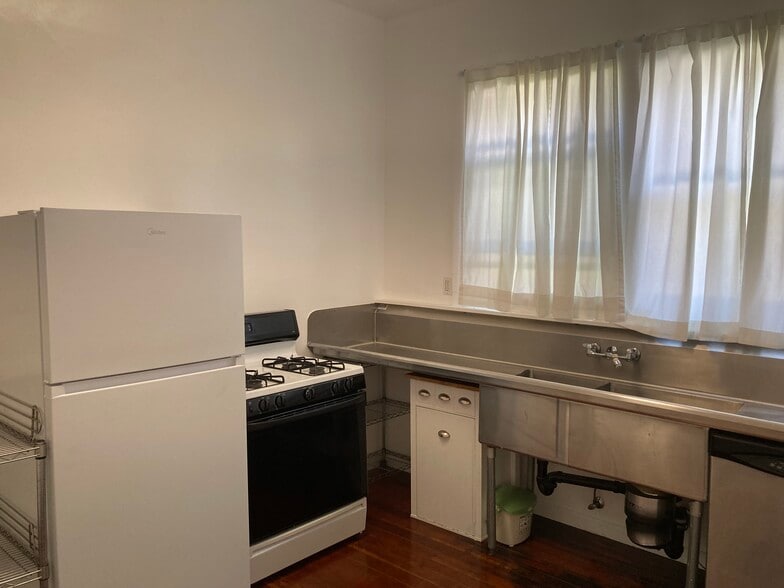 Gas Range, Refrigerator and Deep Basin Sinks - 929 Georgia St