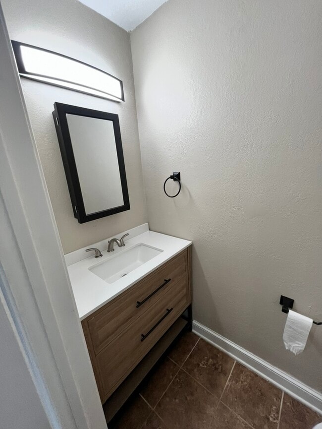 Building Photo - 1528 Jameson Dr