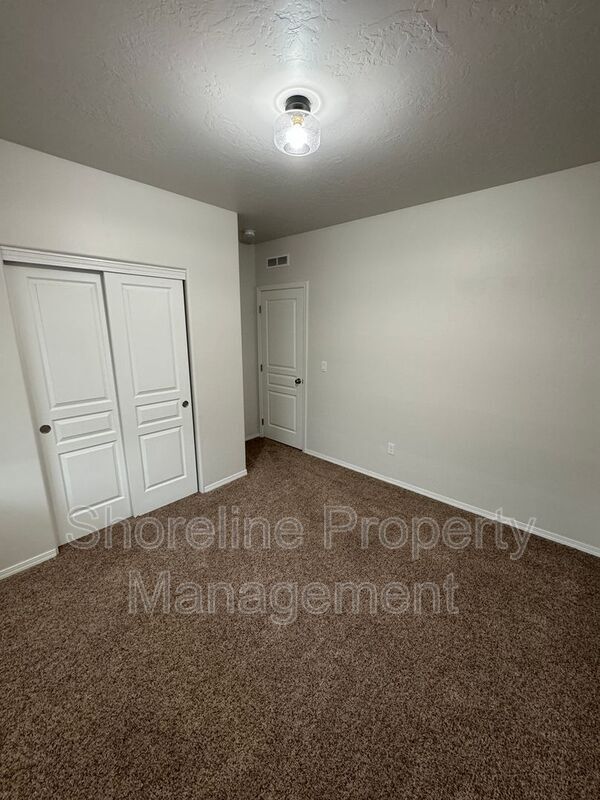 Building Photo - 511 Diamond Lake St