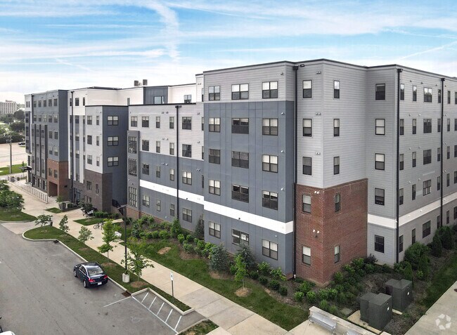 Building Photo - Student | Evolve Bloomington