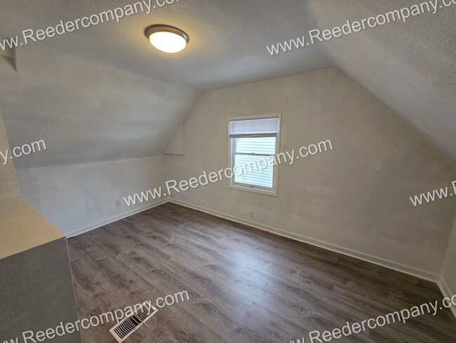 Building Photo - Spacious 4 bedroom 1 bathroom house