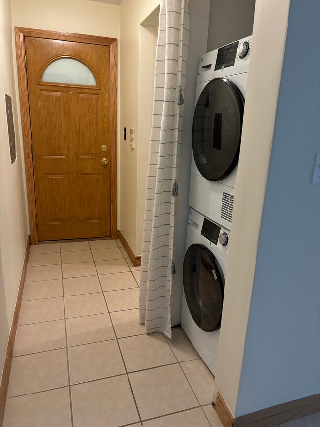 Building Photo - 1432 W Rosemont Ave