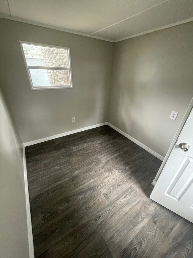 Building Photo - Welcome Home to Silver Lake