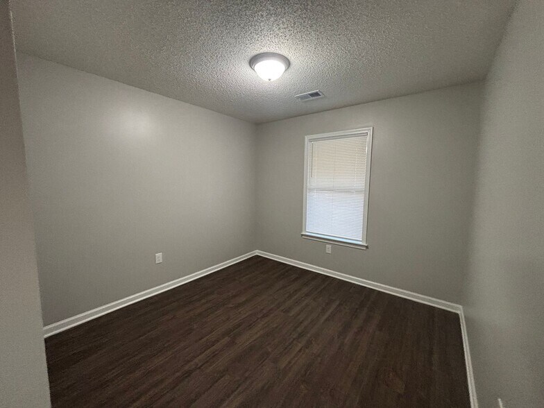 Building Photo - 6333 Green Grove Dr