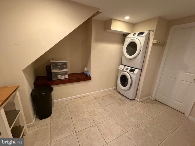 Building Photo - 132 W Thompson St