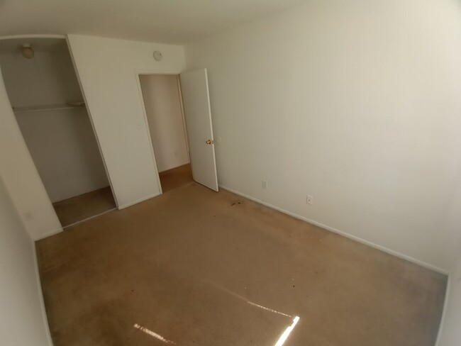 Building Photo - 3 bedroom, 1.5 bathroom Townhouse in Virgi...