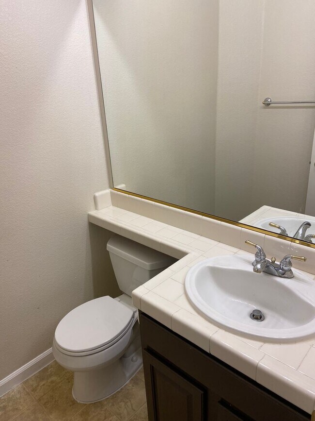 Building Photo - Spacious 4Bdrm, 2.5 bath off Sheldon & Hwy 99