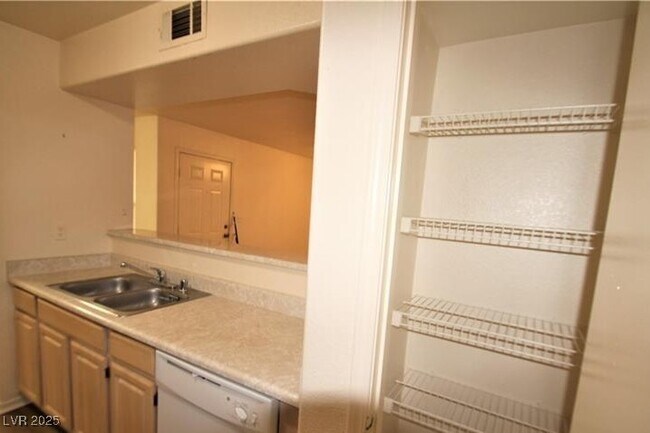 Building Photo - 555 E Silverado Ranch Blvd