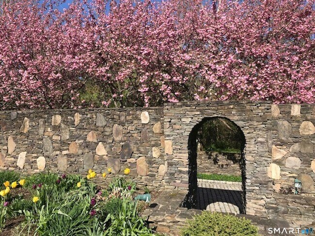 Building Photo - 369 Ethan Allen Hwy